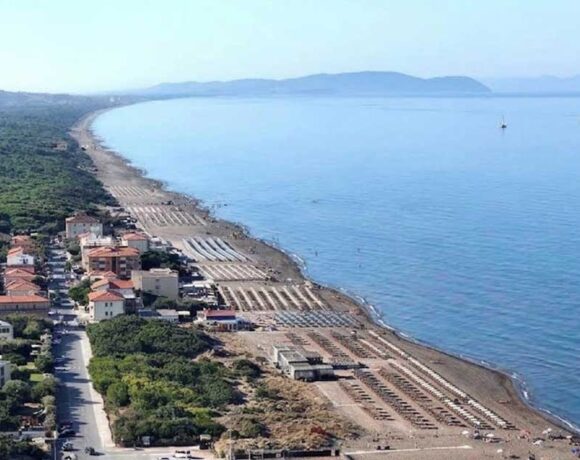 Vista panoramica dall'alto della costa e della spiaggia di Marina di Castagneto Carducci