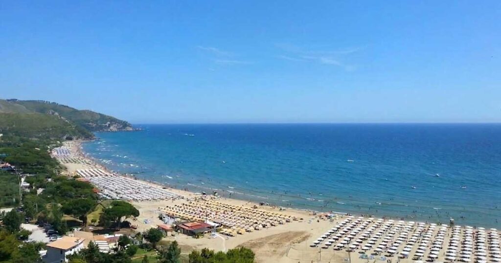 Panoramica dall'alto del litorale di Sperlonga con stabilimenti balneari e ombrelloni