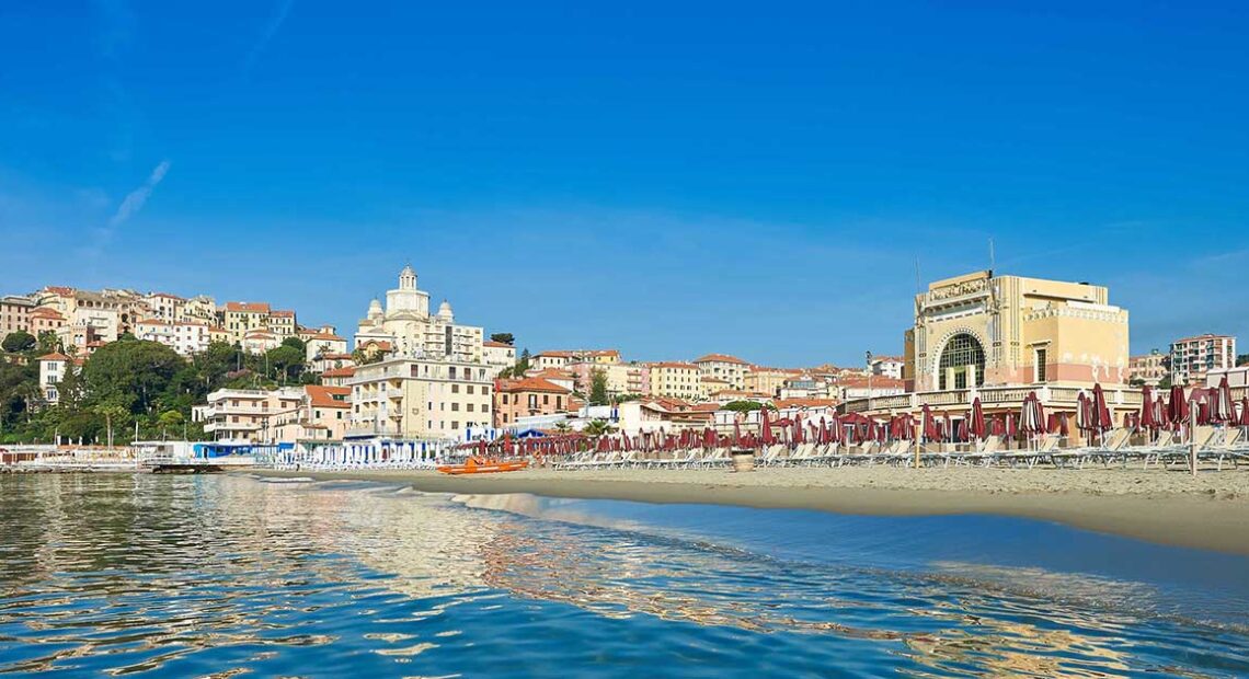 Stabilimento balneare sulla spiaggia di Imperia con lo sfondo di Porto Maurizio
