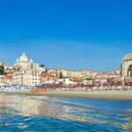 Stabilimento balneare sulla spiaggia di Imperia con lo sfondo di Porto Maurizio