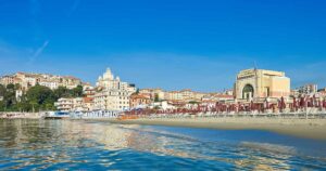 Stabilimento balneare sulla spiaggia di Imperia con lo sfondo di Porto Maurizio