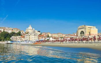 Stabilimento balneare sulla spiaggia di Imperia con lo sfondo di Porto Maurizio