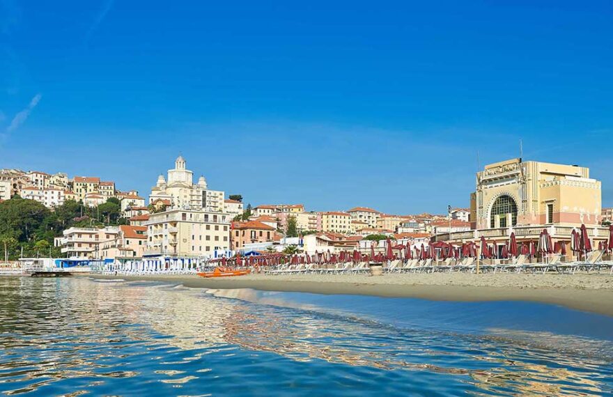 Stabilimento balneare sulla spiaggia di Imperia con lo sfondo di Porto Maurizio