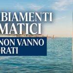 Termometro immerso nel mare Adriatico che segna 30 gradi vicino alla spiaggia.