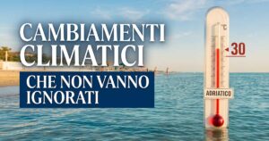 Termometro immerso nel mare Adriatico che segna 30 gradi vicino alla spiaggia.