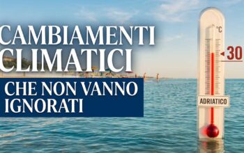 Termometro immerso nel mare Adriatico che segna 30 gradi vicino alla spiaggia.