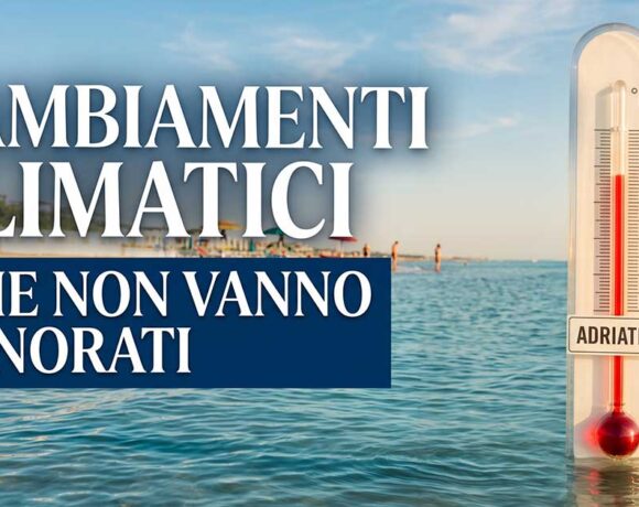 Termometro immerso nel mare Adriatico che segna 30 gradi vicino alla spiaggia.