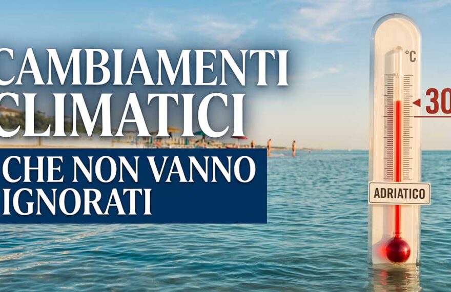 Termometro immerso nel mare Adriatico che segna 30 gradi vicino alla spiaggia.