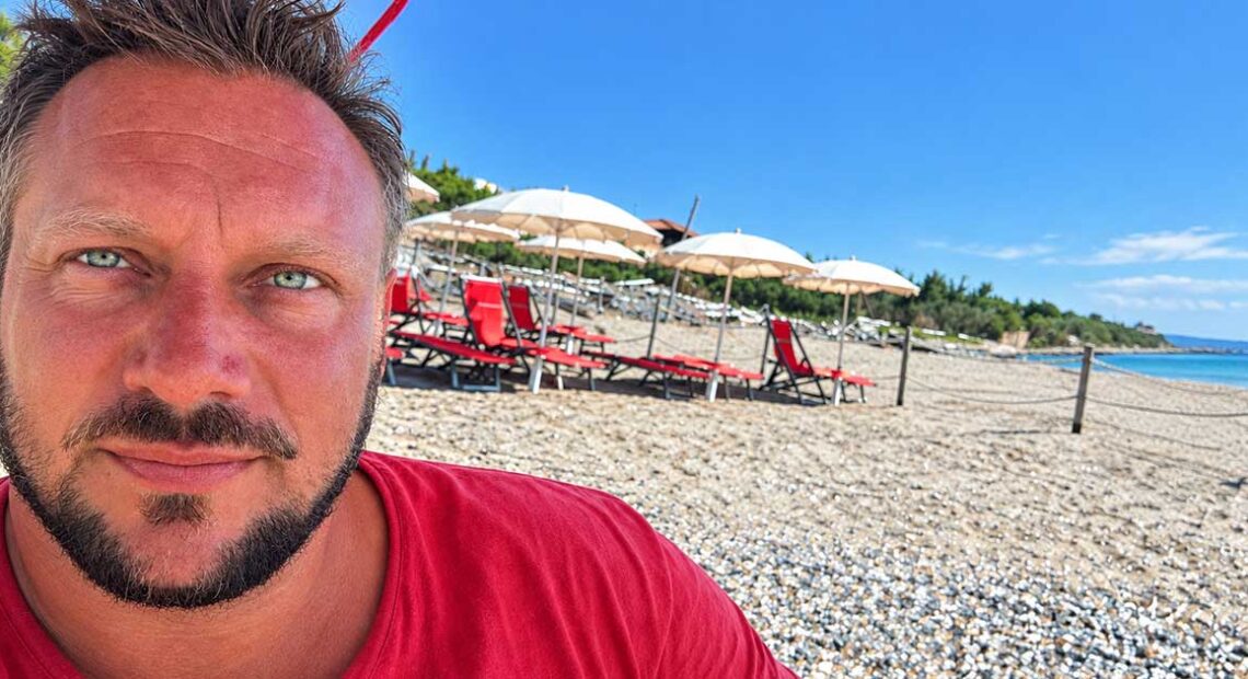 Ritratto di Tiziano, bagnino di salvataggio a Marina di Bibbona, sulla spiaggia