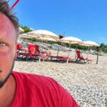 Ritratto di Tiziano, bagnino di salvataggio a Marina di Bibbona, sulla spiaggia