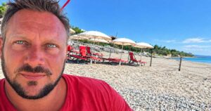 Ritratto di Tiziano, bagnino di salvataggio a Marina di Bibbona, sulla spiaggia