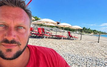 Ritratto di Tiziano, bagnino di salvataggio a Marina di Bibbona, sulla spiaggia