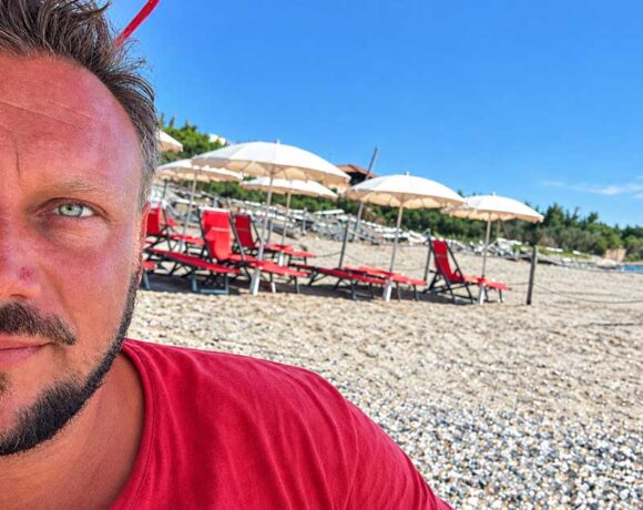 Ritratto di Tiziano, bagnino di salvataggio a Marina di Bibbona, sulla spiaggia