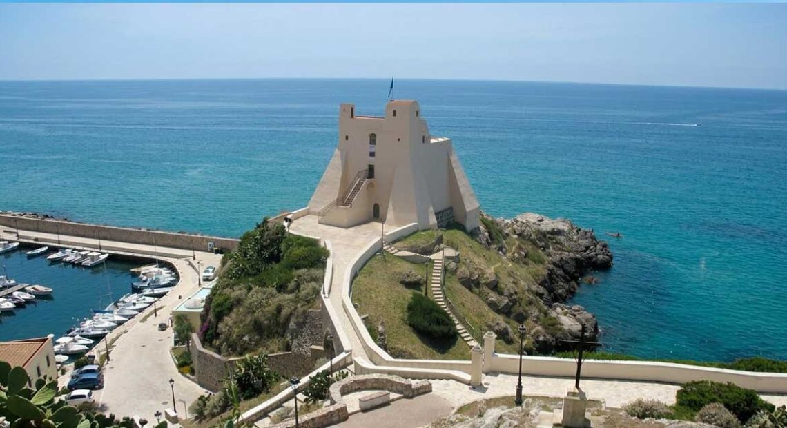 Veduta aerea di Torre Truglia a Sperlonga affacciata sul mare Tirreno