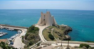 Veduta aerea di Torre Truglia a Sperlonga affacciata sul mare Tirreno