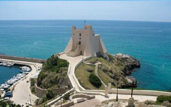Veduta aerea di Torre Truglia a Sperlonga affacciata sul mare Tirreno