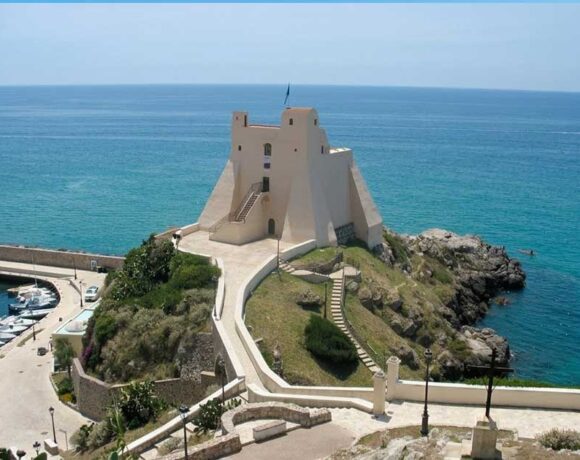 Veduta aerea di Torre Truglia a Sperlonga affacciata sul mare Tirreno