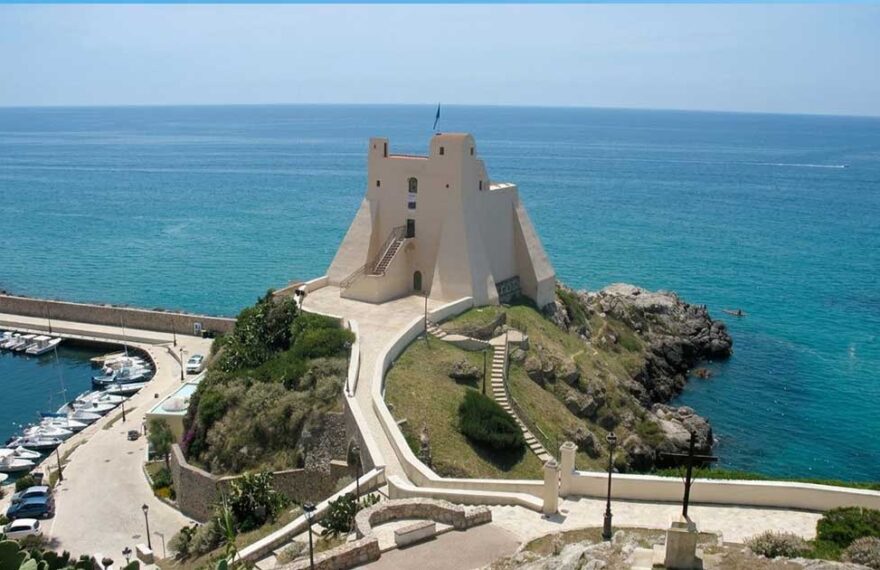 Veduta aerea di Torre Truglia a Sperlonga affacciata sul mare Tirreno