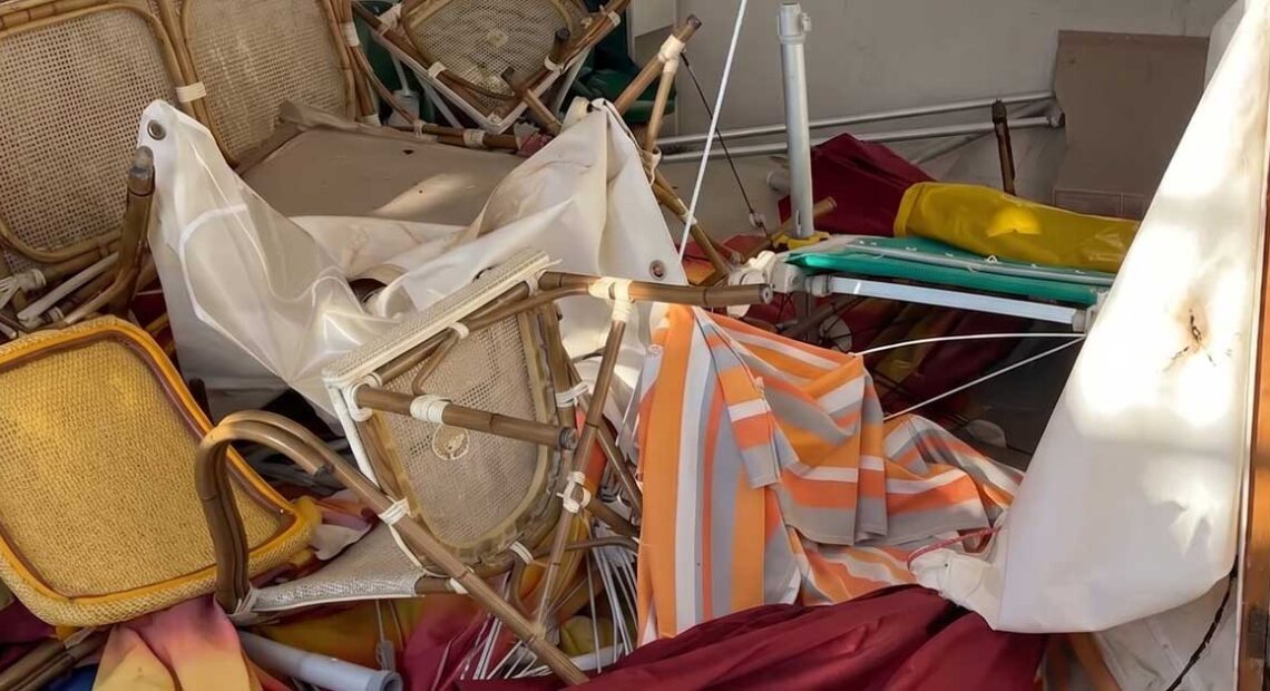 Attrezzature da spiaggia, sedie e ombrelloni danneggiati all'interno di uno stabilimento balneare a seguito di un raid vandalico