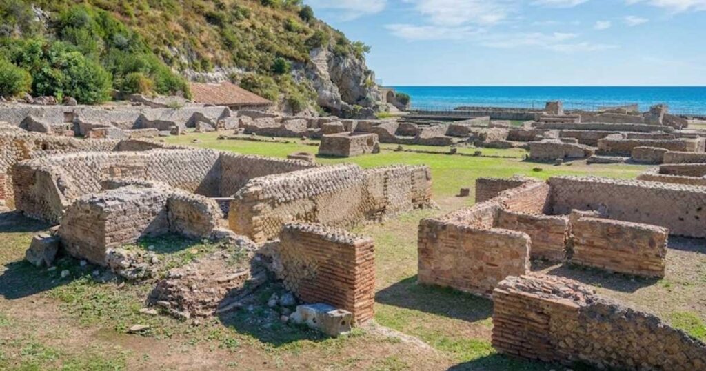 I resti archeologici della Villa di Tiberio a Sperlonga a ridosso della costa