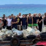 I volontari della pulizia spiagge a Messina in posa davanti ai sacchi di rifiuti e copertoni raccolti