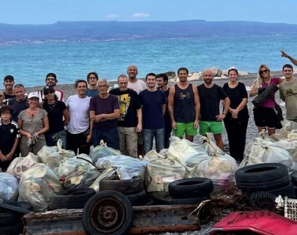 I volontari della pulizia spiagge a Messina in posa davanti ai sacchi di rifiuti e copertoni raccolti