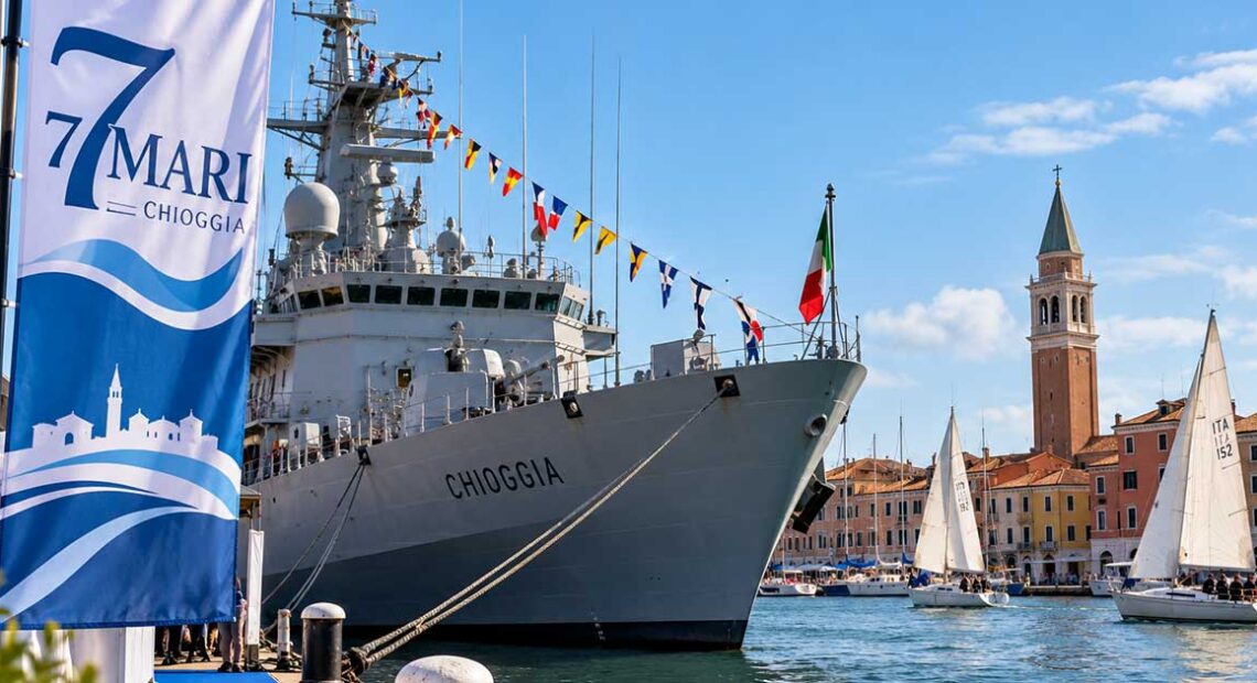 La nave Chioggia della Marina Militare ormeggiata con il banner ufficiale dell'evento 7 Mari Chioggia