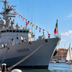 La nave Chioggia della Marina Militare ormeggiata con il banner ufficiale dell'evento 7 Mari Chioggia