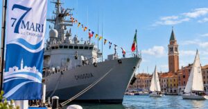 La nave Chioggia della Marina Militare ormeggiata con il banner ufficiale dell'evento 7 Mari Chioggia