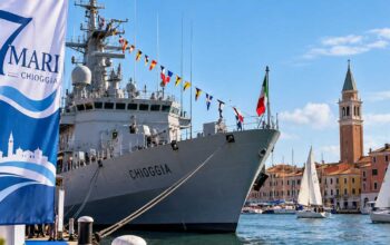 La nave Chioggia della Marina Militare ormeggiata con il banner ufficiale dell'evento 7 Mari Chioggia