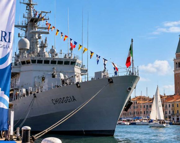 La nave Chioggia della Marina Militare ormeggiata con il banner ufficiale dell'evento 7 Mari Chioggia