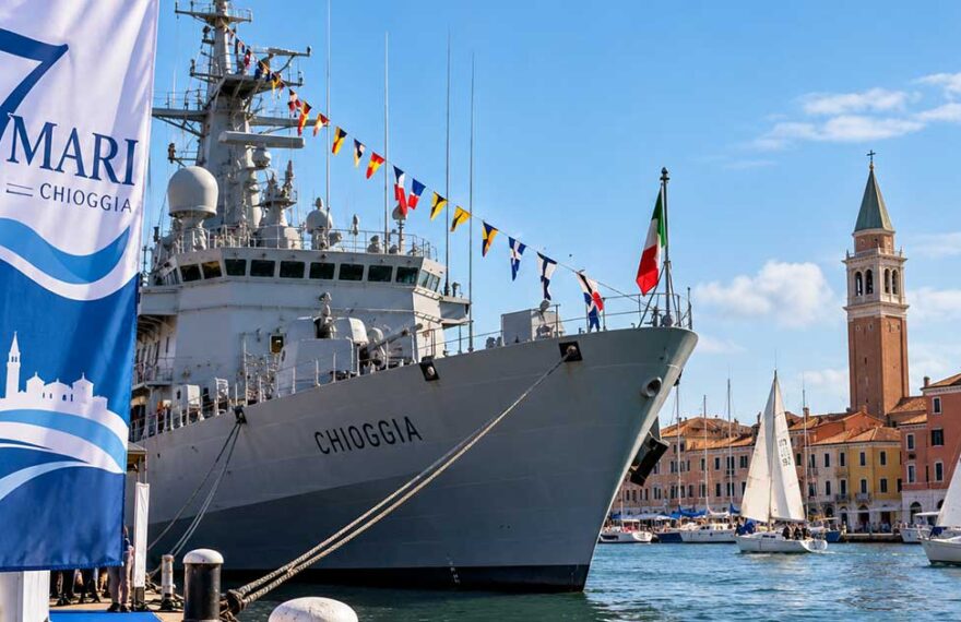 La nave Chioggia della Marina Militare ormeggiata con il banner ufficiale dell'evento 7 Mari Chioggia
