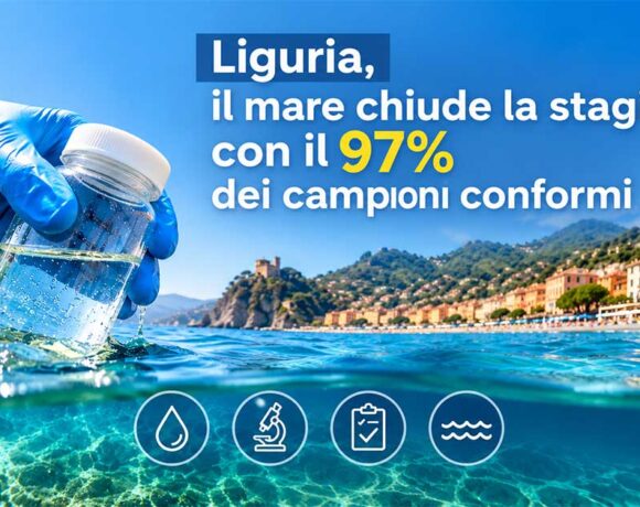 Mano con guanto che preleva un campione d'acqua di mare lungo la costa ligure per i controlli Arpal