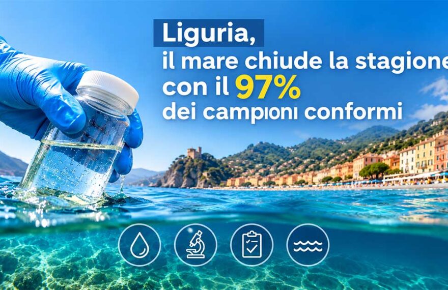 Mano con guanto che preleva un campione d'acqua di mare lungo la costa ligure per i controlli Arpal
