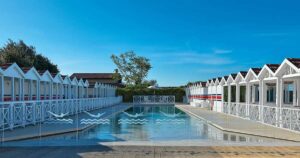 La piscina dell'Augustus Beach Club a Forte dei Marmi per il convegno sulle eccezioni alla direttiva Bolkestein