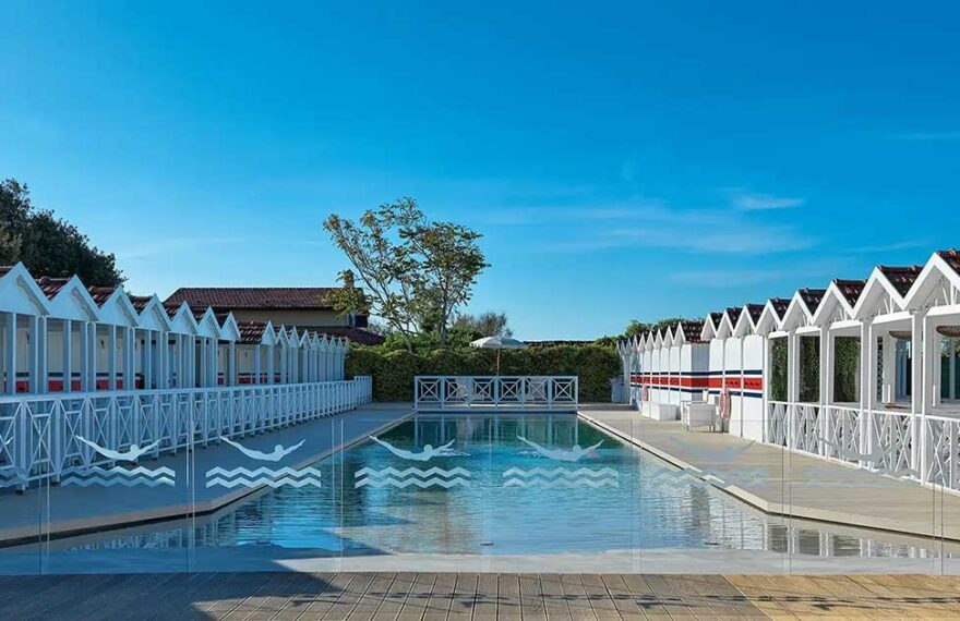 La piscina dell'Augustus Beach Club a Forte dei Marmi per il convegno sulle eccezioni alla direttiva Bolkestein