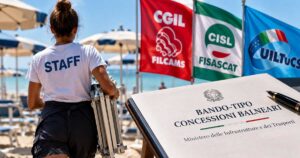 Lavoratrice in spiaggia con le bandiere dei sindacati Filcams, Fisascat e Uiltucs per il bando-tipo balneari