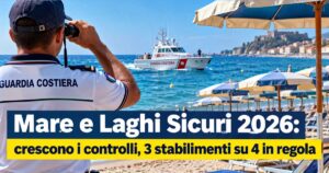 Militare della Guardia Costiera osserva il mare con binocolo e motovedetta in navigazione vicina agli ombrelloni