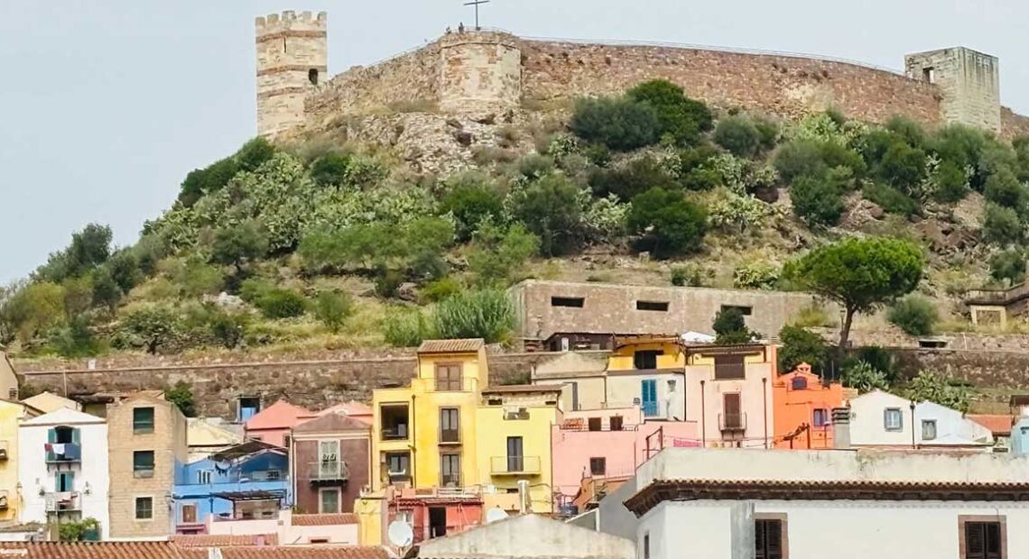 Vista del quartiere Sa Costa a Bosa con le case colorate e il castello dei Malaspina sullo sfondo