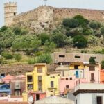 Vista del quartiere Sa Costa a Bosa con le case colorate e il castello dei Malaspina sullo sfondo