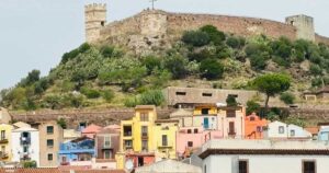 Vista del quartiere Sa Costa a Bosa con le case colorate e il castello dei Malaspina sullo sfondo