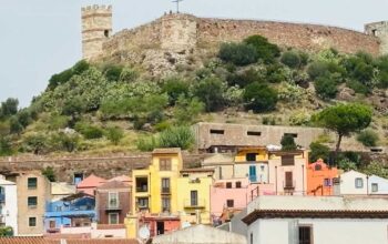 Vista del quartiere Sa Costa a Bosa con le case colorate e il castello dei Malaspina sullo sfondo