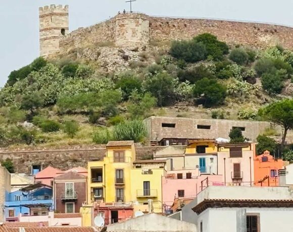 Vista del quartiere Sa Costa a Bosa con le case colorate e il castello dei Malaspina sullo sfondo