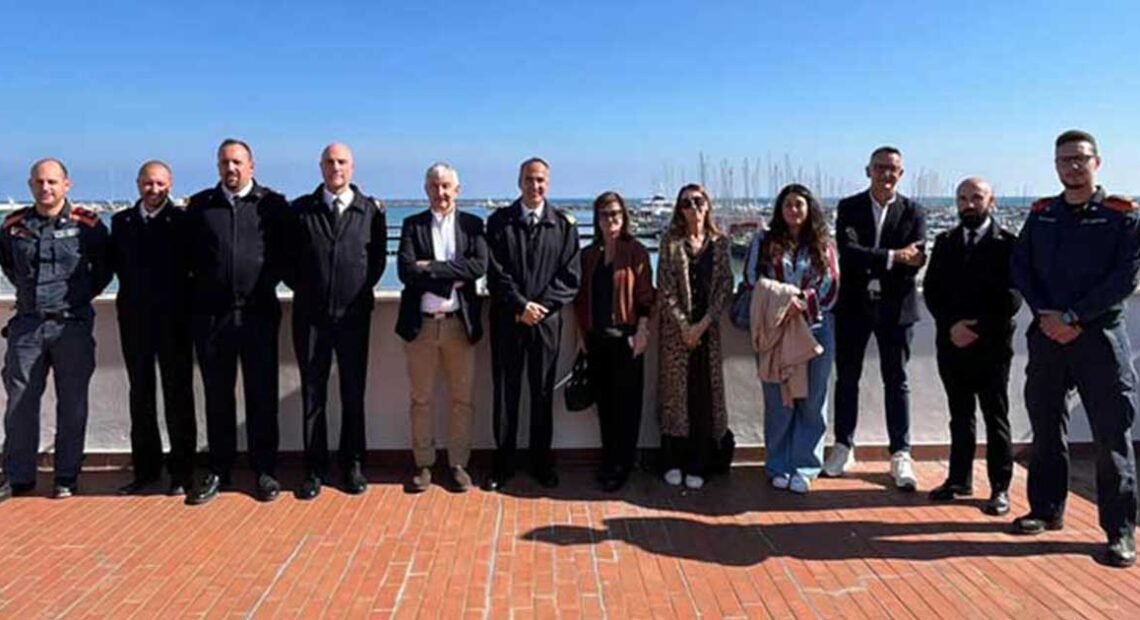 Foto di gruppo tra rappresentanti della Capitaneria di San Benedetto del Tronto, Comuni e balneari
