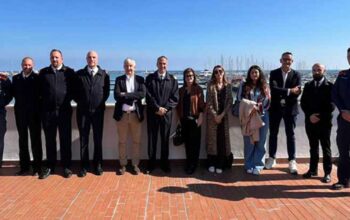Foto di gruppo tra rappresentanti della Capitaneria di San Benedetto del Tronto, Comuni e balneari