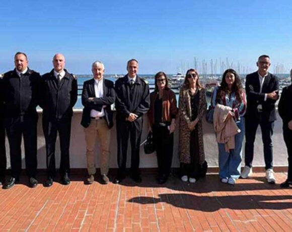 Foto di gruppo tra rappresentanti della Capitaneria di San Benedetto del Tronto, Comuni e balneari