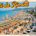 Cartolina d'epoca a colori con la scritta Saluti da Rimini e spiaggia affollata di ombrelloni