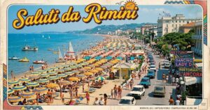 Cartolina d'epoca a colori con la scritta Saluti da Rimini e spiaggia affollata di ombrelloni