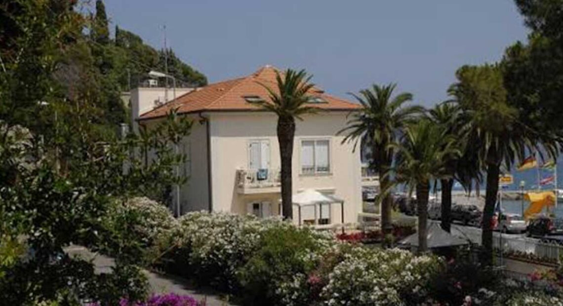 La struttura ricettiva della casa per ferie Sant'Antonio a Spotorno circondata dal verde