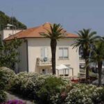 La struttura ricettiva della casa per ferie Sant'Antonio a Spotorno circondata dal verde